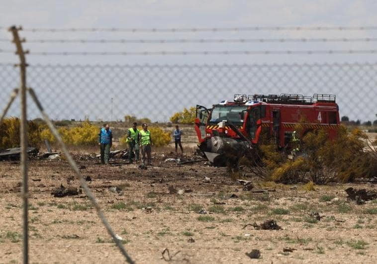 Restos del avión F-18 del Ejército del Aire que se ha estrellado esta mañana en la base aérea de Zaragoza.