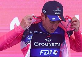 Bruno Armirail se viste con la maglia rosa.