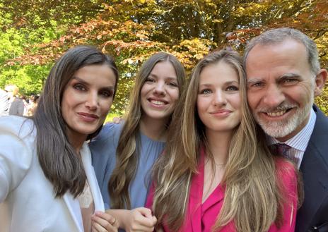 Imagen secundaria 1 - Leonor inicia ya su formación específica como heredera tras graduarse en Gales