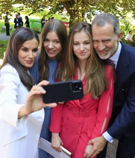 Imagen secundaria 2 - Leonor inicia ya su formación específica como heredera tras graduarse en Gales