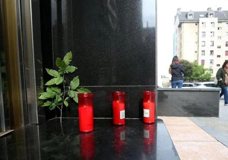 Las tres velas rojas y la rama en el número 47 de la calle Facetos, donde las menores vivían con sus padres y su hermano.