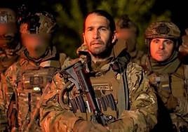 Varios miembros de los grupos rusos que luchan con Ucrania, durante una incursión nocturna.