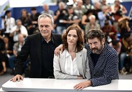 Jose Coronado, Ana Torrent y Manolo Solo, en el photocall de 'Cerrar los ojos'.