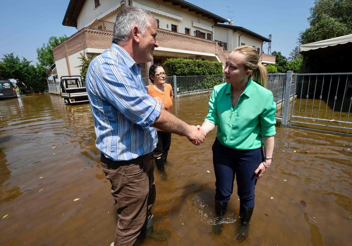 Giorgia Meloni regresó antes de la cumbre del G-7 en Japón para recorrer algunas de las zonas afectadas por el temporal.