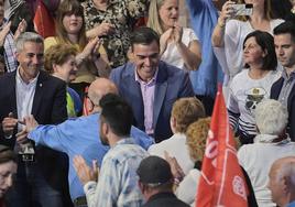 Sánchez junto al candidato socialista a la presidencia de Cantabria, Pablo Zuloaga, este lunes en Santander