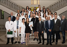 Tamara con su hijo Jesús rodeada del equipo del Clínic de Barcelona, donde se llevó a cabo el trasplante de útero.