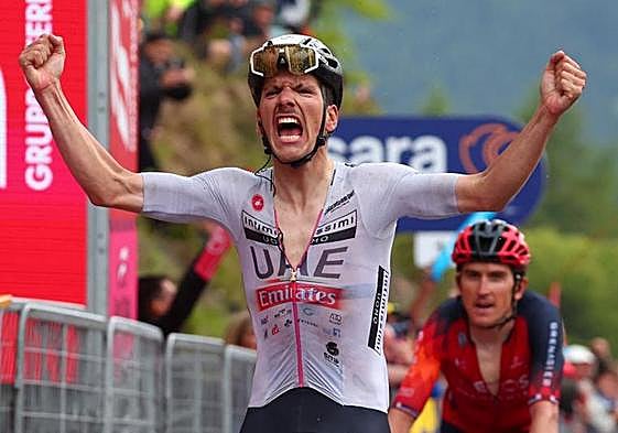 Joao Almeida celebra su victoria por delante de Geraint Thomas.