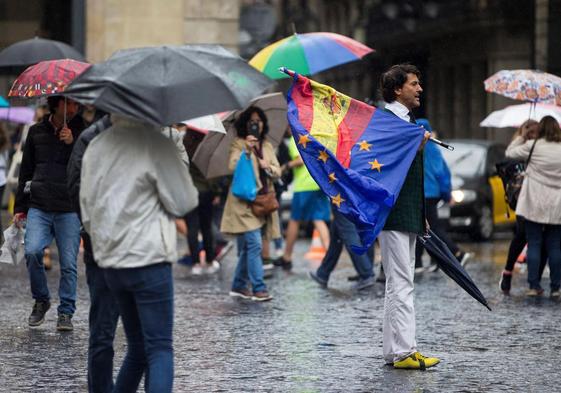 Álvaro de Marichalar en una protesta el 19 de octubre de 2017 ante el Palau de la Generalitat.