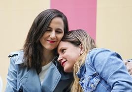 Ione Belarra junto a Alejandra Jacinto.