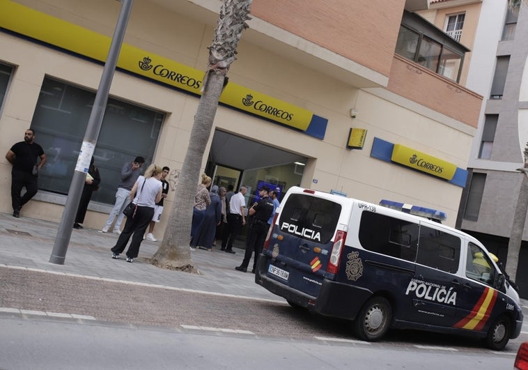 Colas la pasada semana frente a la sucursal de Correos en Melilla para pedir el voto