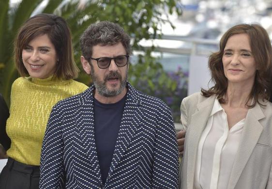 María León, Manolo Solo y Ana Torrent posan en la presentación de la película 'Cerrar los ojos'.