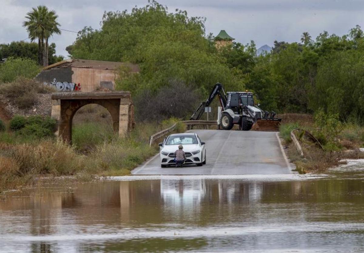 Un vehículo queda atrapado este martes en el camino del sifón en el término municipal de Cartagena.