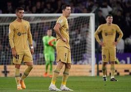 Ferran Torres y Robert Lewandowski se lamentan tras la derrota del Barça en Zorrilla.