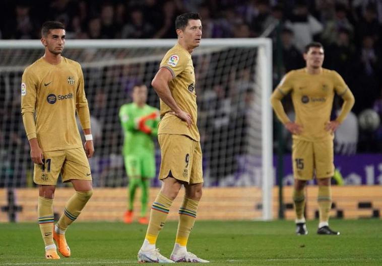 Ferran Torres y Robert Lewandowski se lamentan tras la derrota del Barça en Zorrilla.