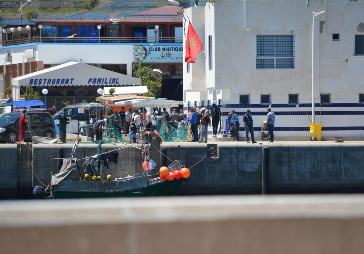 Pesquero en puerto marroquí con redes de deriva.