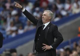 Carlo Ancelotti da indicaciones a sus futbolistas durante el partido que midió al Real Madrid con el Rayo.