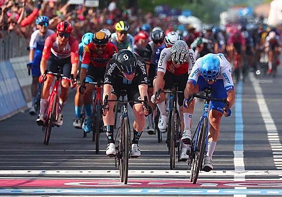 Dainese se impone en un apretado sprint