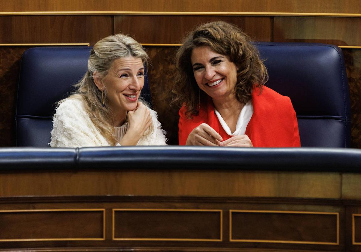 La vicepresidenta segunda y ministra de Trabajo y Economía Social, Yolanda Díaz, y la ministra de Hacienda y Función Pública, María Jesús Montero.