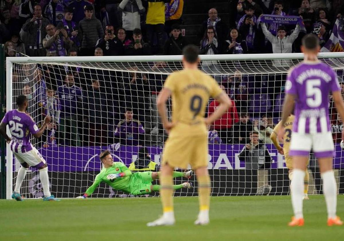 Cyle Larin marca de penalti uno de los tres goles del Valladolid al Barça en Zorrilla.