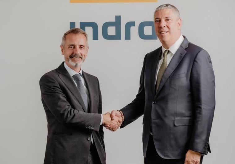 El presidente de Indra, Marc Murtra (i), junto al nuevo CEO, José Vicente de los Mozos (d).