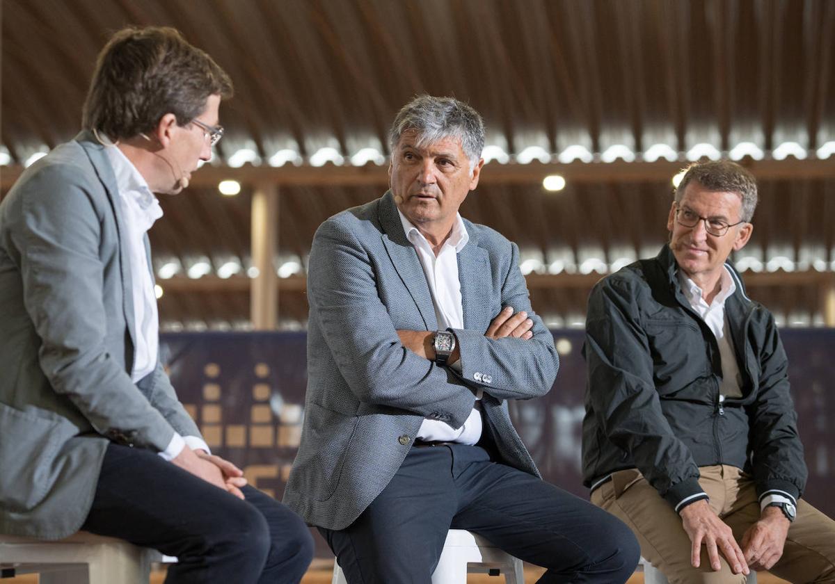 Feijóo en un acto electoral el martes con Toni Nadal, el tío del tenista campeón que hace campaña con el PP.