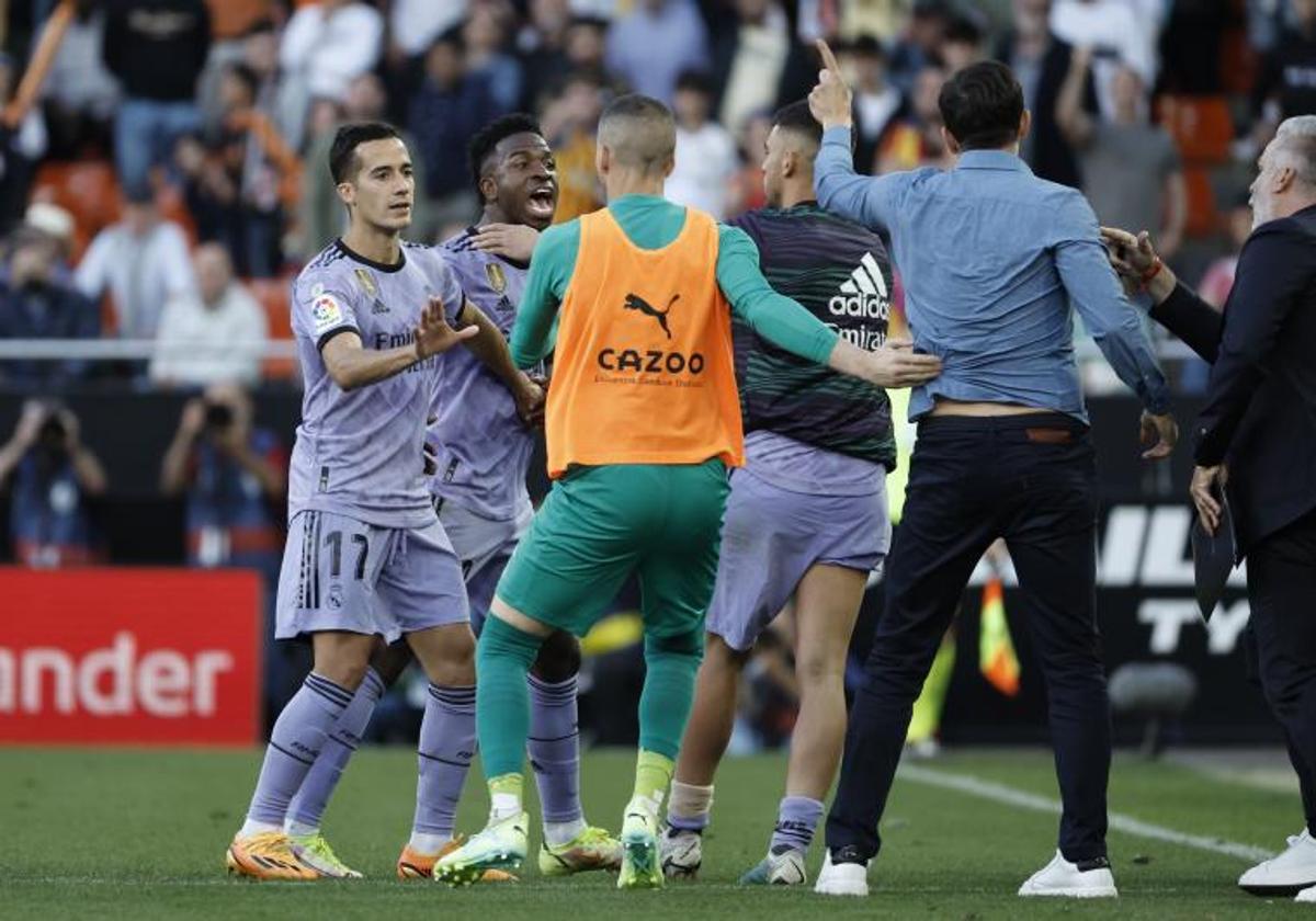 Vinicius se encara con el banquillo del Valencia tras su expulsión en Mestalla.