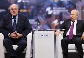 El presidente ruso, Vladímir Putin, y su homólogo bielorruso, Alexander Lukashenko, asisten a una sesión plenaria del Foro Económico Euroasiático celebrado en Moscú el miércoles.