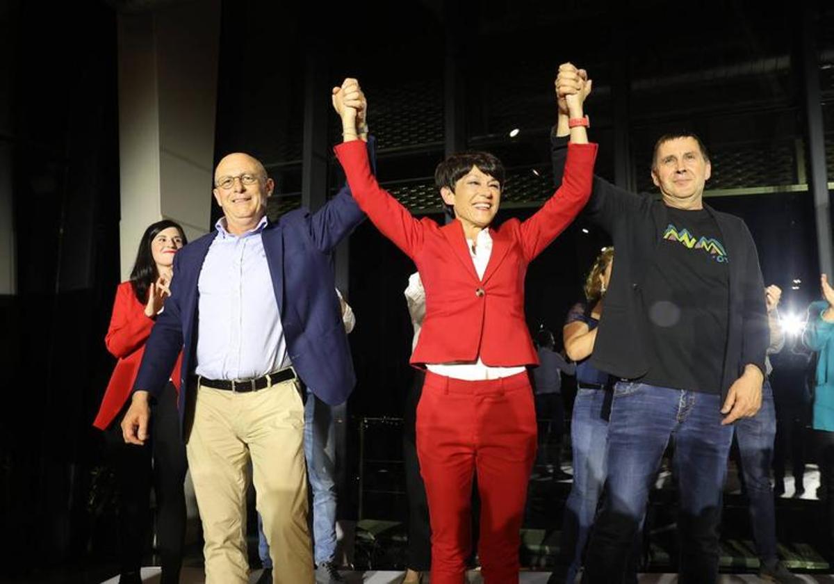 Juan Karlos Izagirre, Maddalen Iriarte y Arnaldo Otegi celebran este domingo en el espacio Tabakalera (San Seabstián) los resultados conseguidos por EH Bildu.