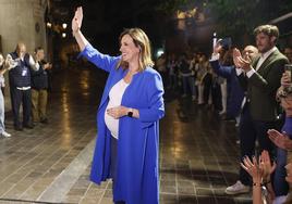 La candidata del PP, María José Catalá, saluda a su llegada a la sede tras alcanzar la mayoría absoluta junto a VOX en el Ayuntamiento de Valencia