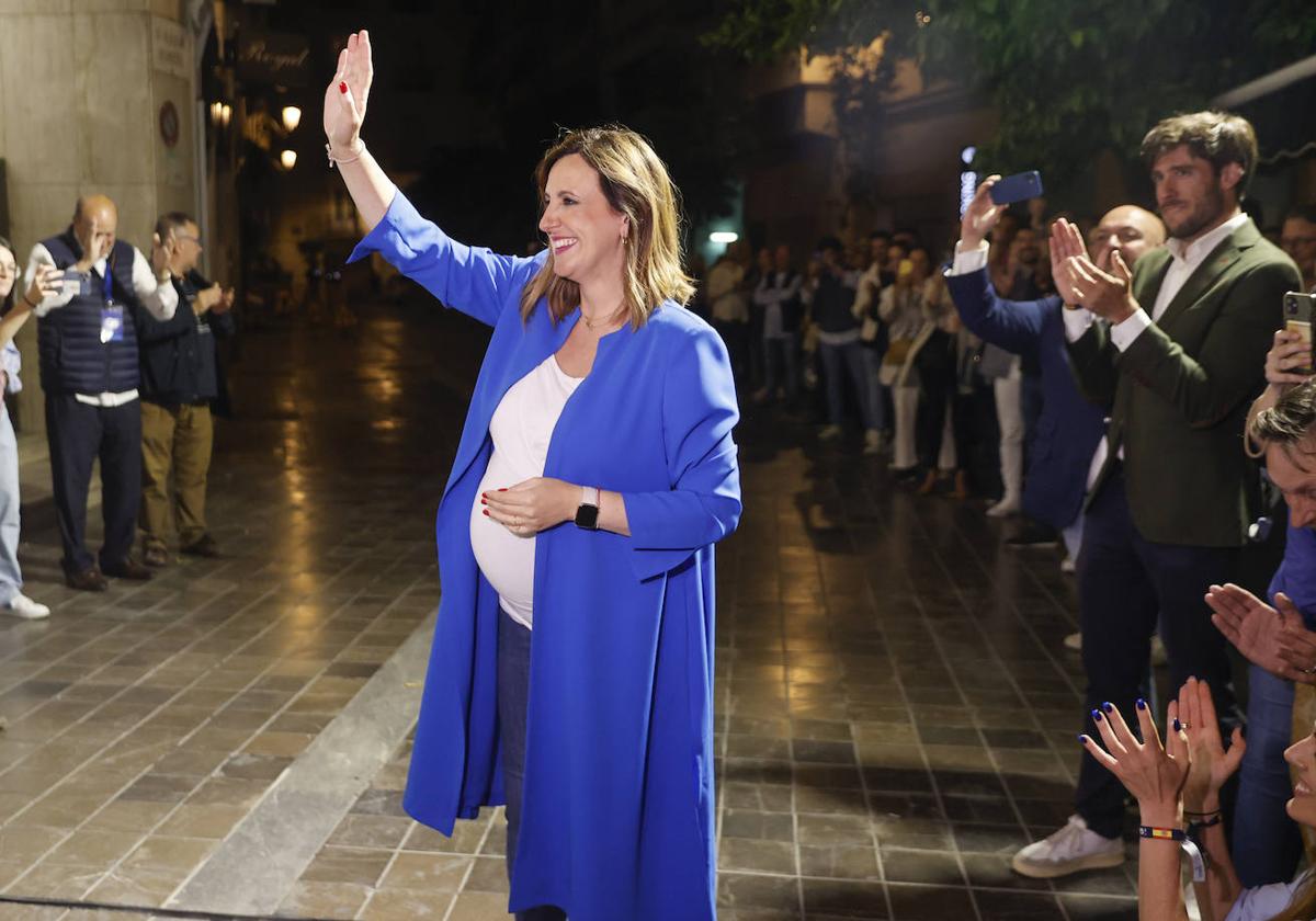 La candidata del PP, María José Catalá, saluda a su llegada a la sede tras alcanzar la mayoría absoluta junto a VOX en el Ayuntamiento de Valencia