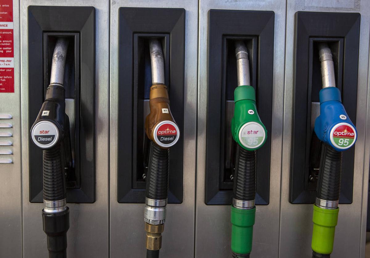 Surtidores de combustible en una estación de servicio.