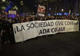 Cabecera de la marcha convocada este jueves en Barcelona por Desokupa.