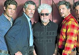 Pedro Almodóvar rodeado de los actores de 'Extraña forma de vida', Jason Fernández, Ethan Hawke, Pedro Pascal y José Condessa.