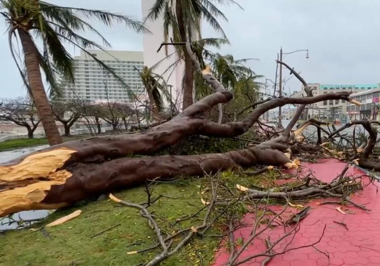 Desperfectos provocados por Mawar a su paso por Guam.