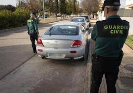 Dos agentes de la Guardia Civil custodian el coche del secuestrador