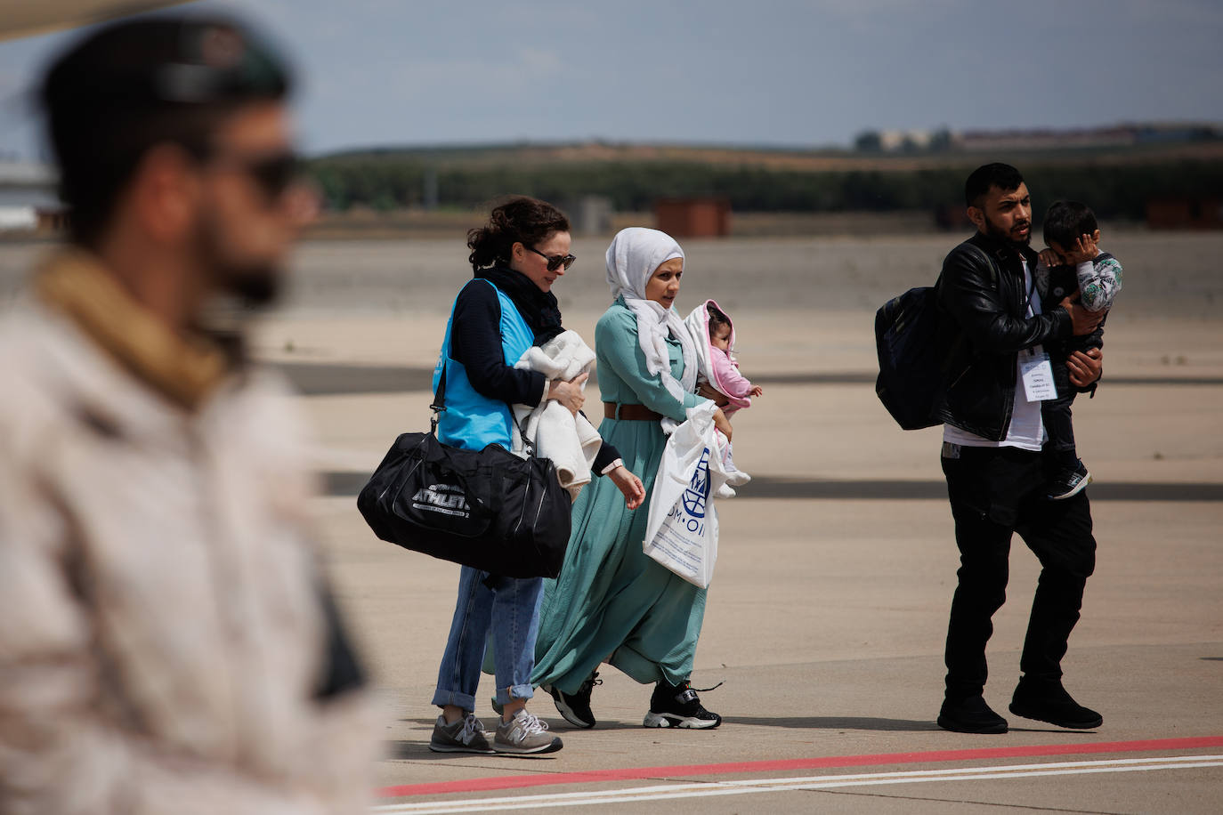 Una familia siria es evacuada después del terremoto en Turquía