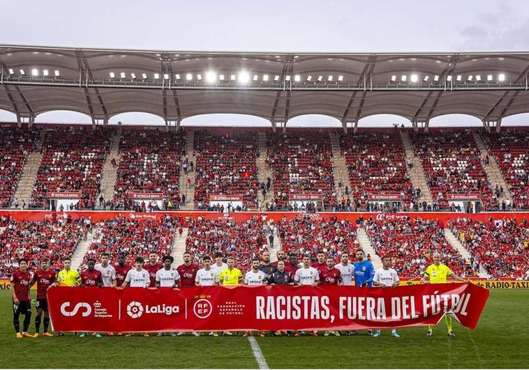 La imagen junto a la pancarta pre partido.