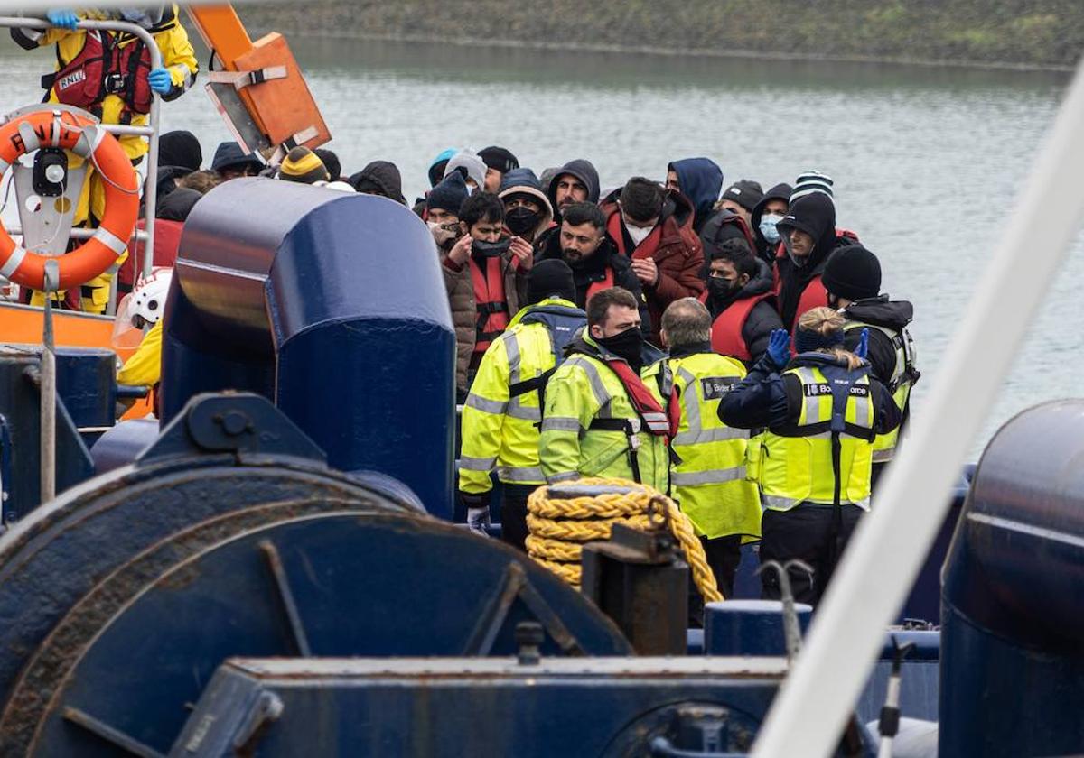Una embarcación llena de inmigrantes llega al puerto de Dover, en Reino Unido