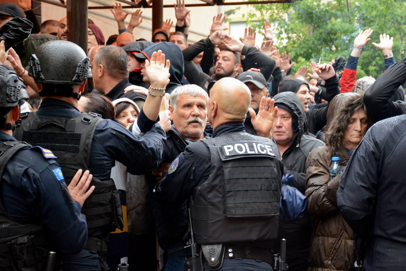 La Policía antidisturbios de Kosovo frena la avanzada de los serbios frente a un edificio municipal en el norte del país