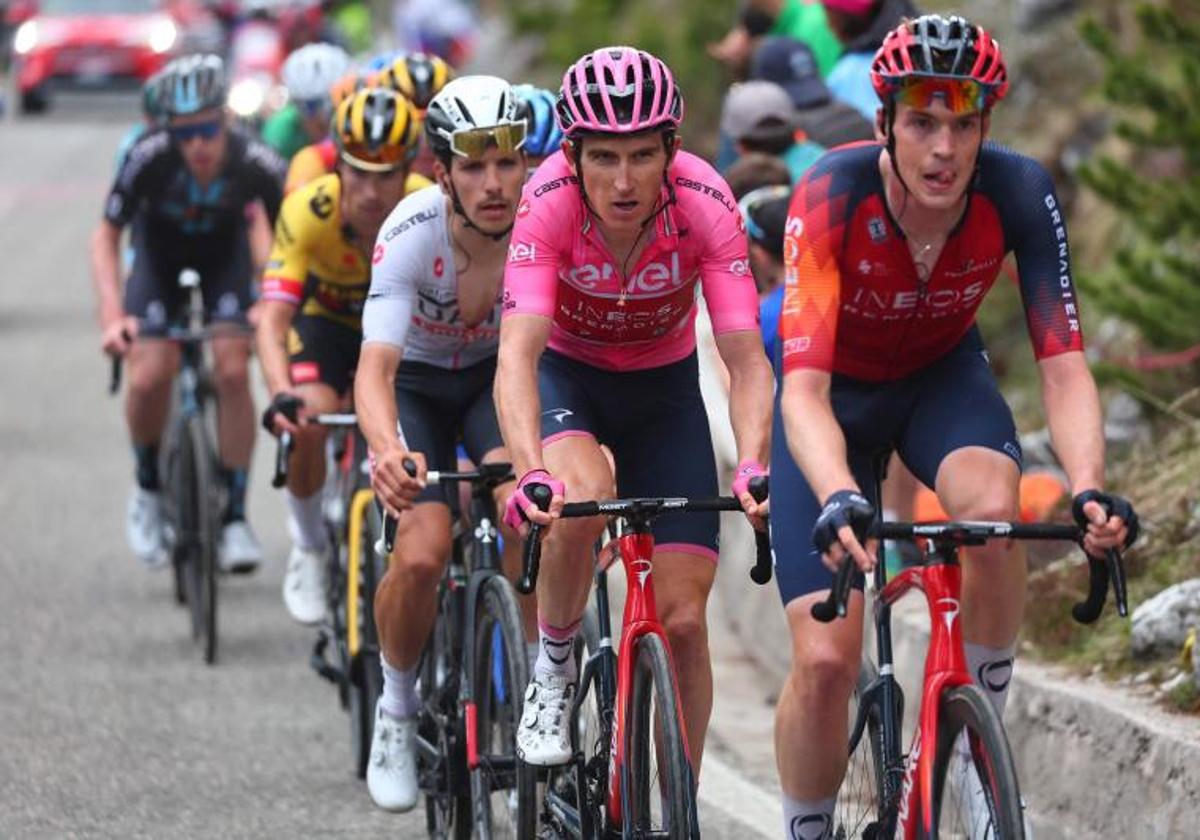 Thymen Arensman tira de Geraint Thomas en las Tres Cimas de Lavaredo, por delante de Almeida y Roglic.