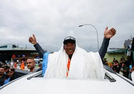 Kami Rita celebra en Katmandú su ascenso número 28 al Everest.