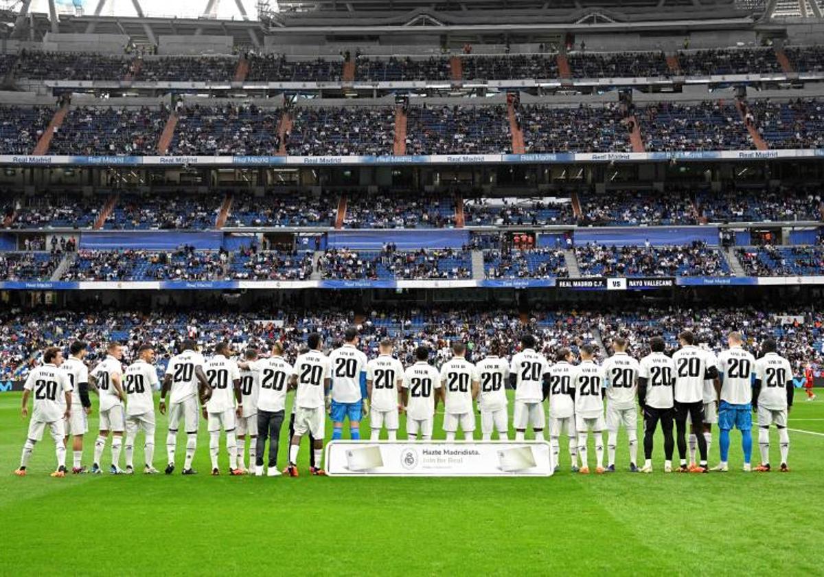 Los jugadores del Real Madrid portan camisetas en apoyo a Vinicius durante el partido frente al Rayo.