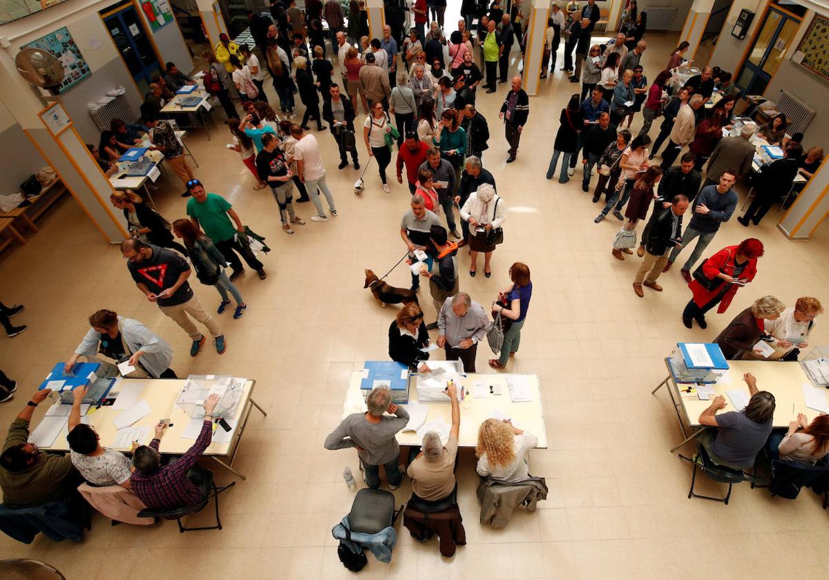 Votantes hacen cola ante las mesas electorales en las últimas elecciones municipales y autonómicas.