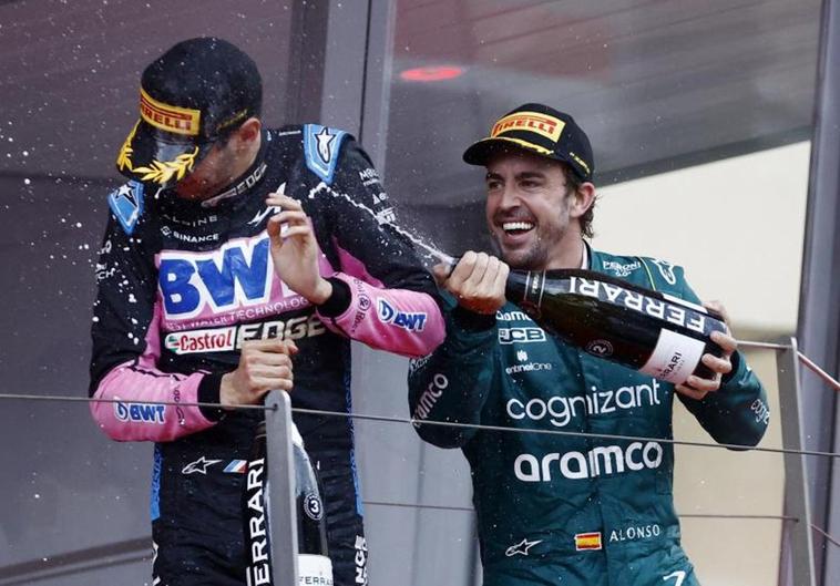La 33 de Fernando Alonso se queda en el muro de Aston Martin