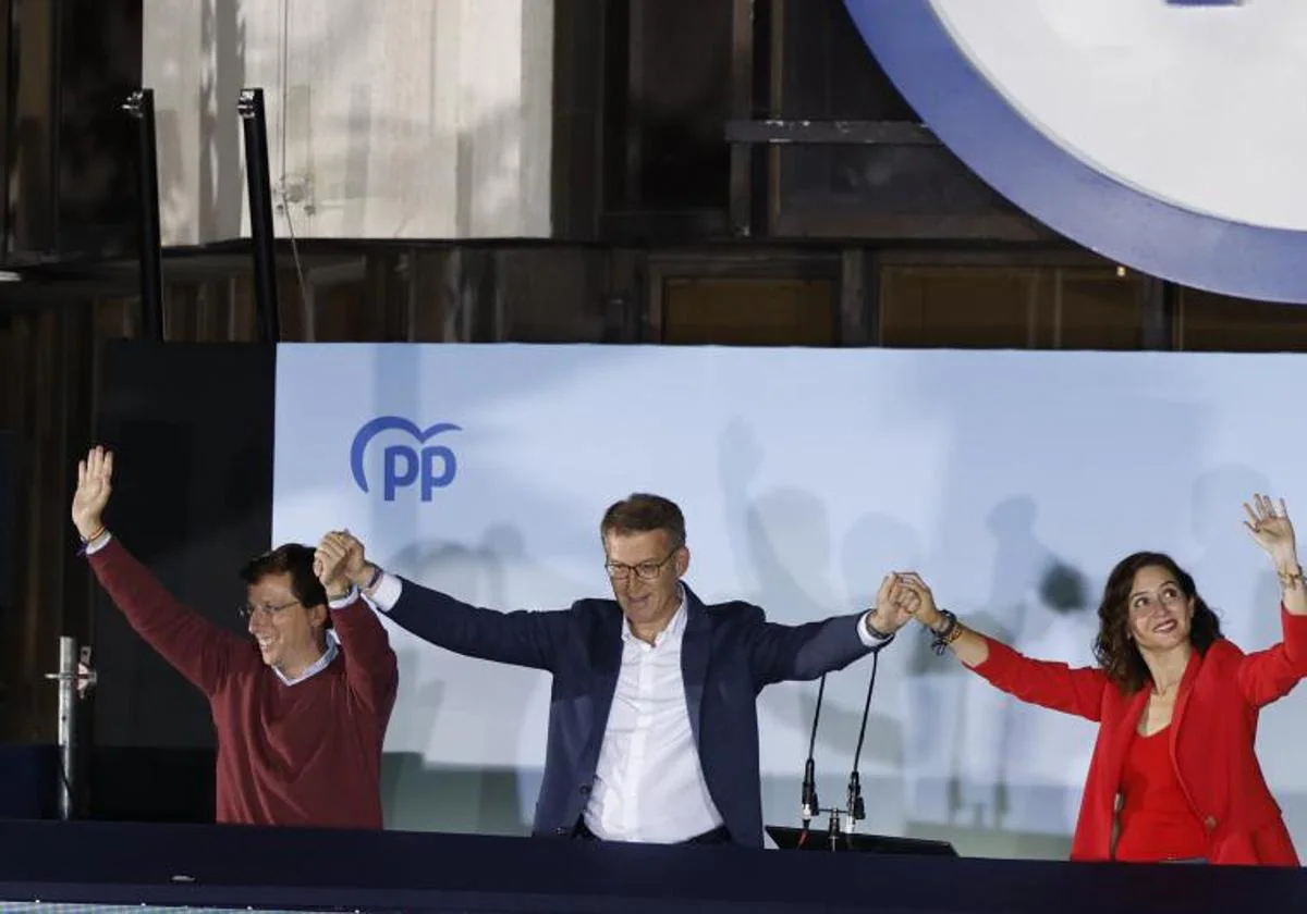 José Luis Martínez -Almeida, Alberto Núñez Feijóo e Isabel Díaz Ayuso saludan a los simpatizantes desde el balcón de Génova tras conocer los resultados electorales en Madrid