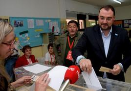 El presidente del Principado y candidato de la FSA-PSOE a la reelección, Adrián Barbón, deposita su voto.