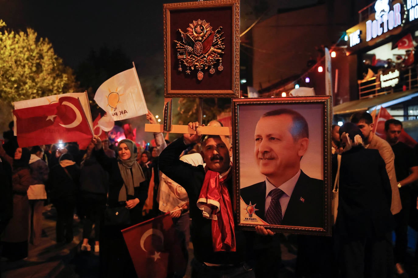 Decenas de seguidores de Erdogan han salido a la calle a celebrar la victoria del presidente