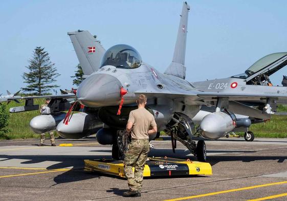 Uno de los aviones de combate danés F-16 con cohetes en la base aérea Fighter Wing, en Dinamarca, que se evalúan proporcionar a Ucrania