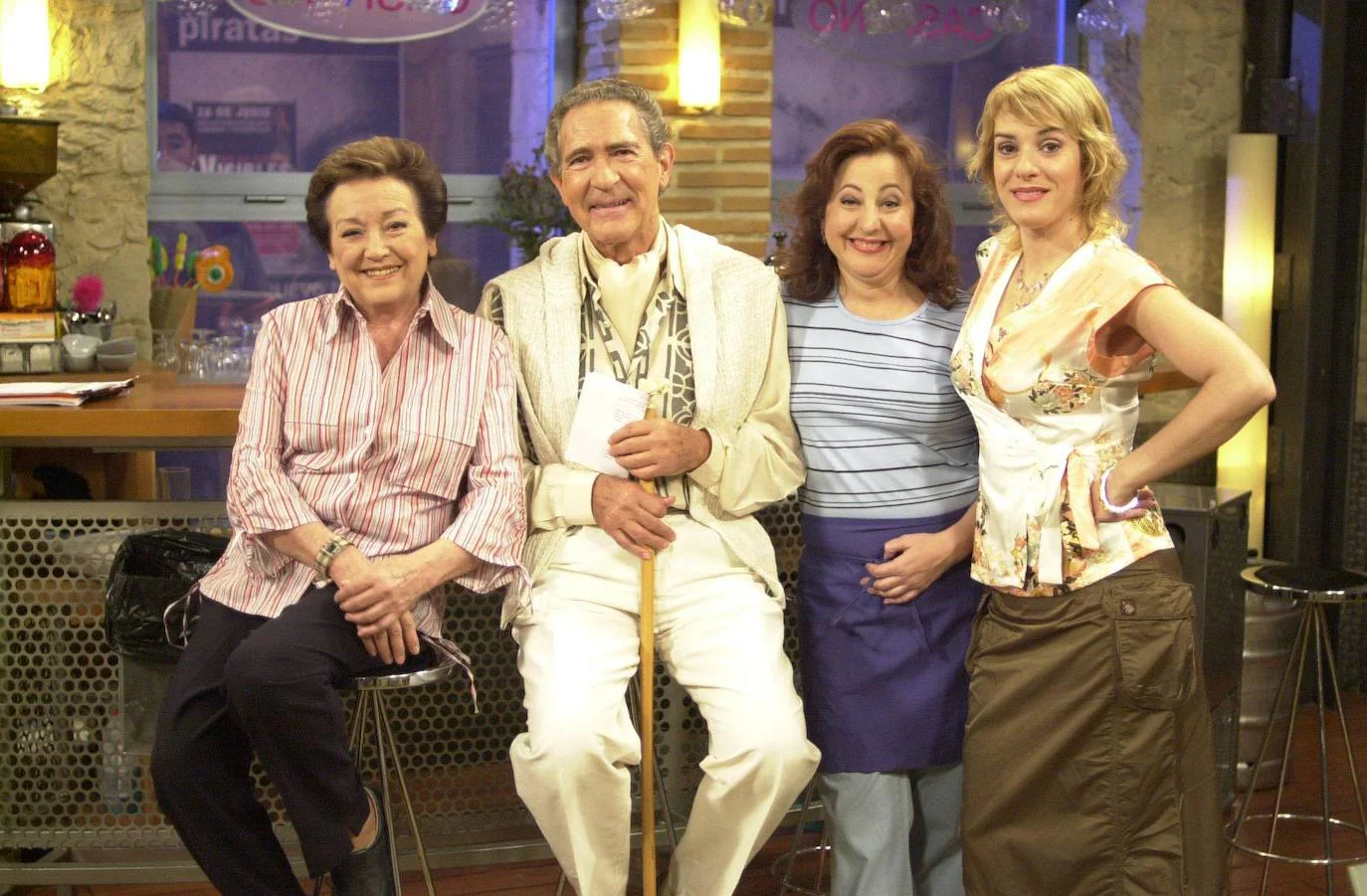 Gala hizo un cameo en la popular serie '7 vidas', en el 2003. En la imagen posa con las actrices Amparo Baró, Carmen Machi y Anabel Alonso.
