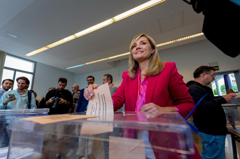 Patricia Guasp, portavoz nacional de Ciudadanos y candidata al Govern balear, ha hecho un llamamiento a la participación masiva en estas elecciones tras votar en en el Centre d'Adults La Balanguera, en Palma de Mallorca poco antes de las 11:00 de la mañana. «Hay que votar por los que van a cambiar las cosas y los que sí van a cumplir con todas las promesas y con todas las propuestas», ha señalado.ha defendido que este domingo «el voto más digno es el voto por las familias, autónomos y jóvenes». «Nadie tiene que decirle a los ciudadanos cuál es el voto útil o no porque ese es el de la emoción, el que quiere cambiar las cosas y quien quiere esto sabe muy bien a quien debe votar hoy en las urnas», ha enfatizado.